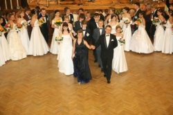 Taneční mistři uvádějí slavnostní polonézu